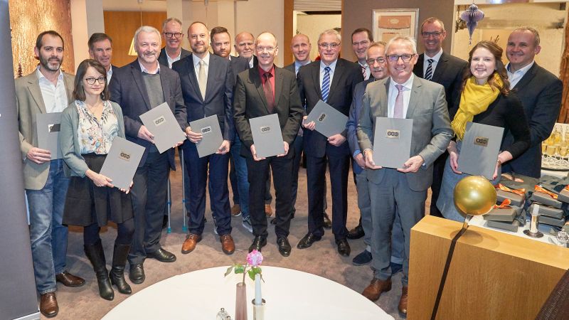 Auf die nchsten 20 Jahre: Vertreter der Verbandsgemeinde Hhr-Grenzhausen, der Stadt Hhr-Grenzhausen, der Ortsgemeinden Hilgert, Hillscheid und Kammerforst sowie der evm-Gruppe freuen sich ber die Verlngerung der Konzessionsvertrge fr Strom. Foto: evm/Ditscher.
