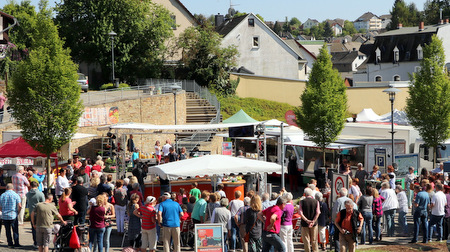 Der Andrang bei den ersten Ausgaben des Wochenmarktes in Hhr-Grenzhausen war enorm. (Foto: Quartiersmanagement Hhr) 