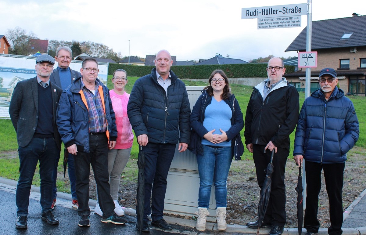 Neues Zusatzschild fr die Rudi-Hller-Strae in Windhagen