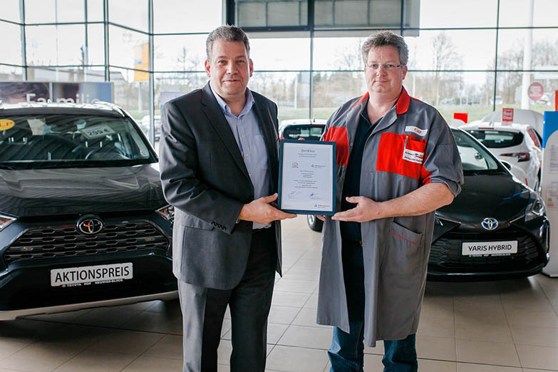 Frank Hof (rechts) konnte das TV-Zertifikat entgegennehmen. Foto: Autohaus Hof