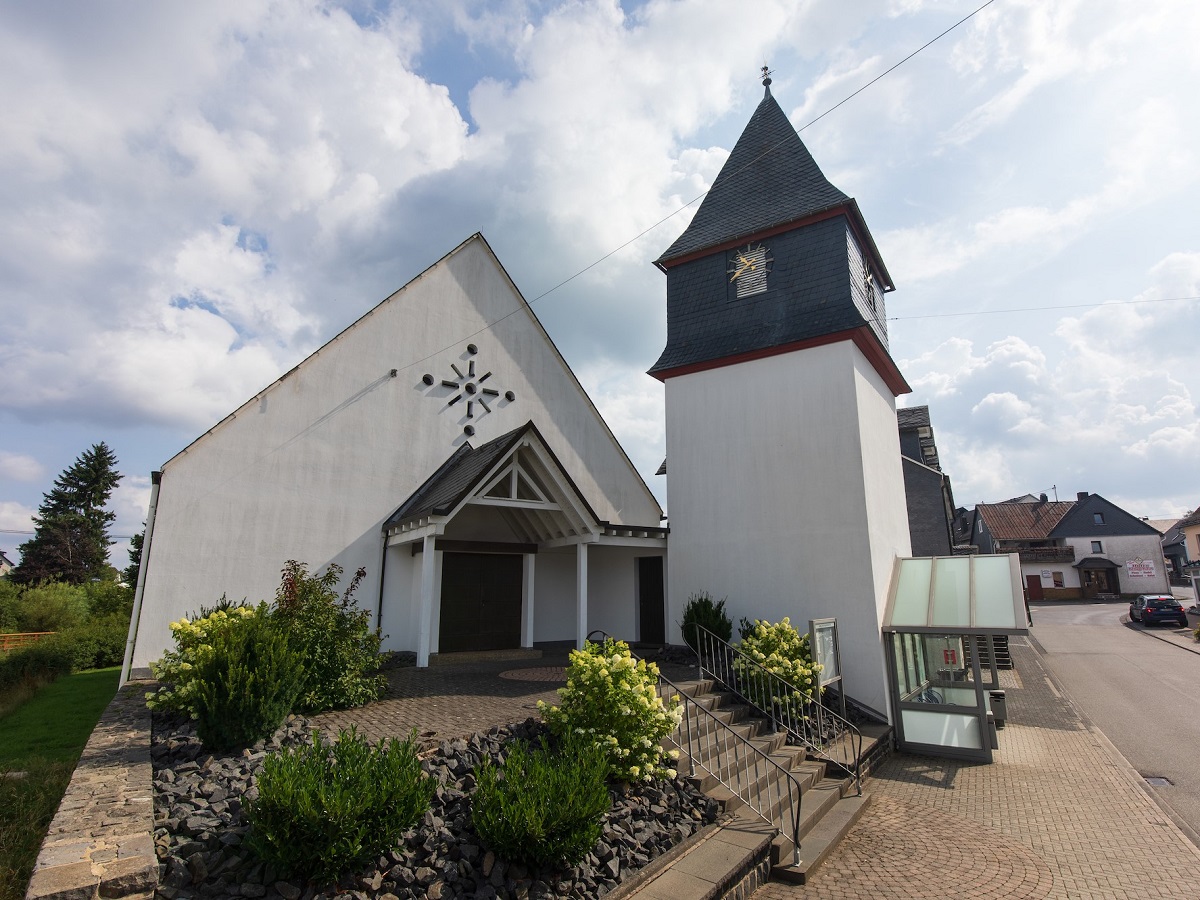 Hier, vor der Evangelischen Kirche in Hof, beginnt am 4. September das Freudenfest. (Fotoquelle: Evangelische Kirche/Dekanat Westerwald)

 