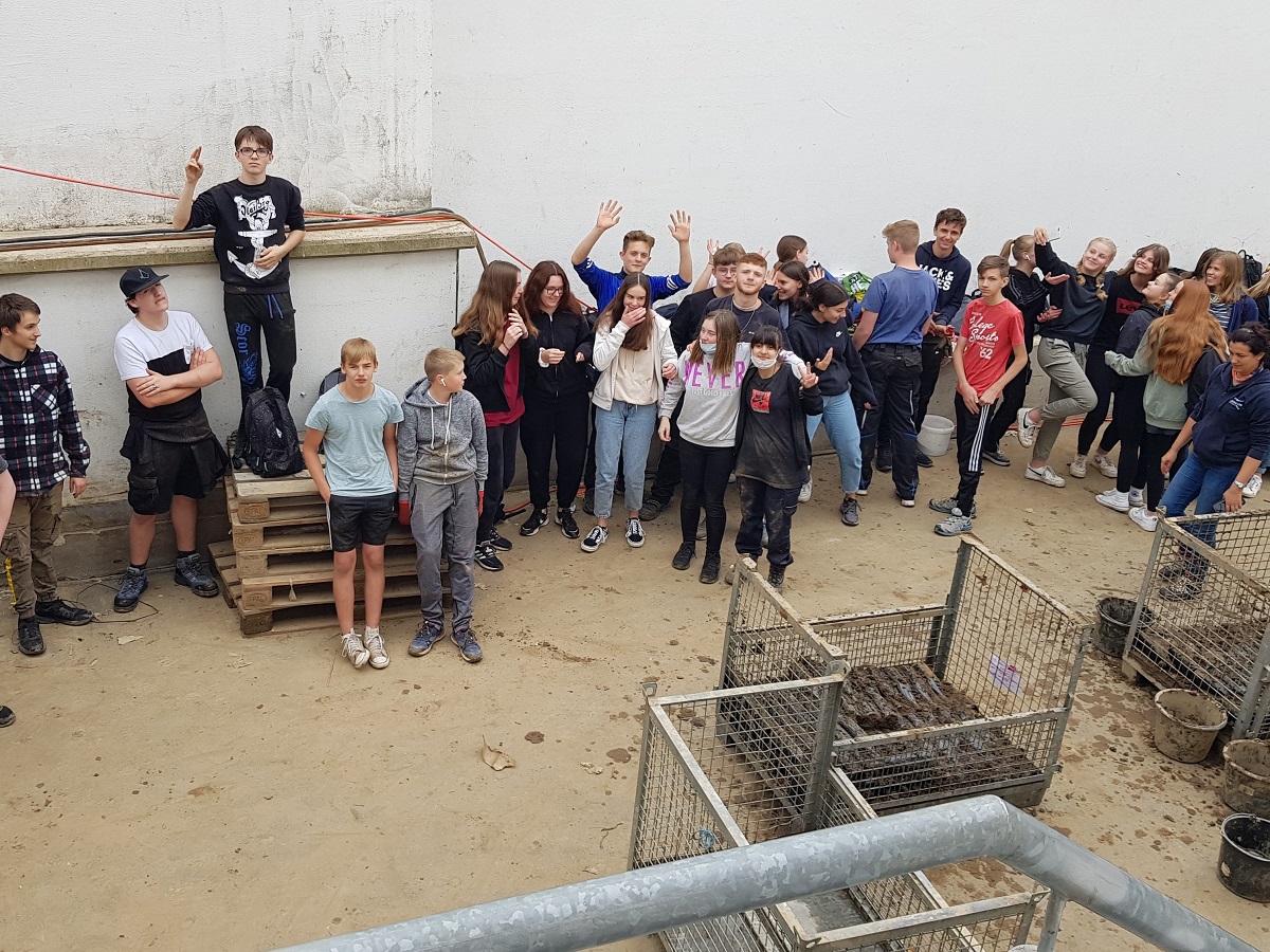 Es sieht auf dem Foto so aus, als htten die Schler einen frhlichen Tag. Aber der Schlamm verrt es schon: Die Hachenburger mussten krftig mit anpacken.(Fotoquelle: Yvonne Huke)