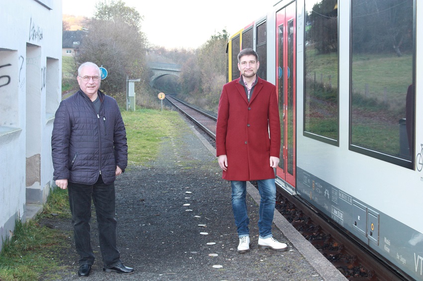 MdL Heijo Hfer (links) und Kreistagsmitglied Matthias Gibhardt nehmen den Bahnhaltepunkt Hohegrete in Augenschein. Die Station bei Pracht in der VG Hamm (Sieg) soll ab 2027 einem Neubau Platz machen. (Foto: SPD-Kreisverband)