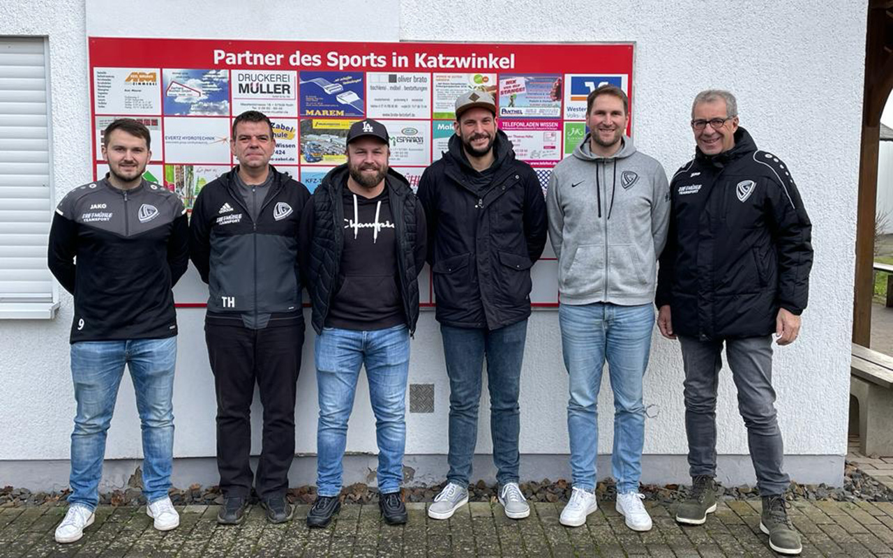 Der HoKa-Vorstand prsentiert das neue Trainerduo fr die Saison 23/24: von links: Marcel Brado, Thomas Herzog (beide HoKa-Vorstand), Sascha Mertens, Dominik Zimmermann (neues Trainerduo), Philipp Leidig (Sportlicher SG-Leiter), Hans-Georg Rdder (SG-Vorsitzender). (Foto: SG Honigsessen/Katzwinkel)
