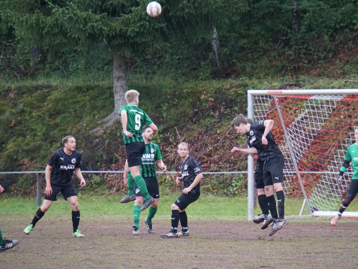 Micha Fuchs (in Grn mit der Nummer 9) mit neun Treffern binnen acht Tagen in "Kanonierlaune": Fnfmal traf er dabei fr das "HoKa"-Team (nun sechs Saisontreffer), viermal fr die JSG Wisserland in der A-Jugend-Rheinlandliga. (Foto: SG Honigsessen/Katzwinkel)