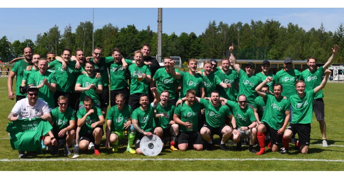 Vorzeitiger Meister der Fuball-Kreisliga C2 Westerwald/Sieg: die SG Honigsessen/Katzwinkel II in Meister-Shirts und selbstgebastelter Meisterschale.﻿ (Foto: Verein)