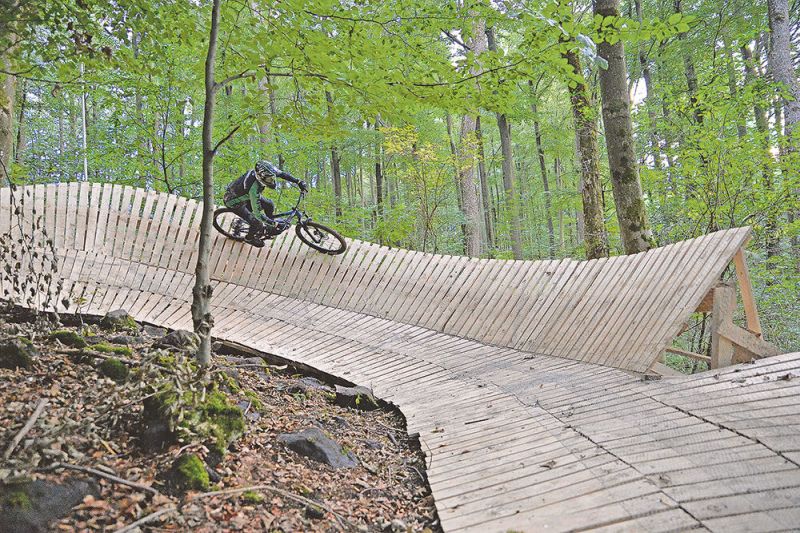 Mountainbiker sausen am Skilift ber Holzrampen 