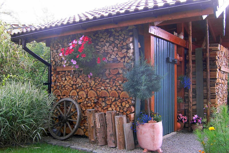 Die Holzlagerung, vor allem von Scheitholz, ist platzintensiv  auch das muss mit bedacht werden. Foto: Landesforsten Rheinland-Pfalz