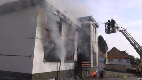 Brand in Asylbewerber-Wohnhaus mit drei Leichtverletzten