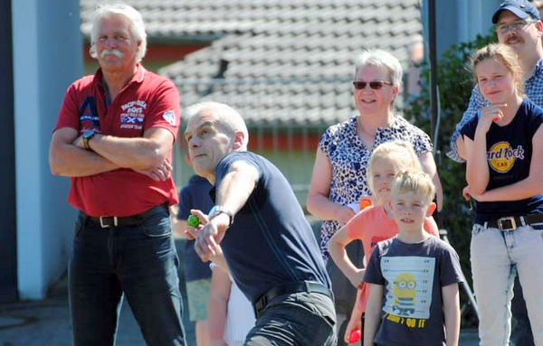 Auch Altenkirchens Brgermeister Fred Jngerich versuchte sich im Ostereier-Weitwurf. (Foto: kk)