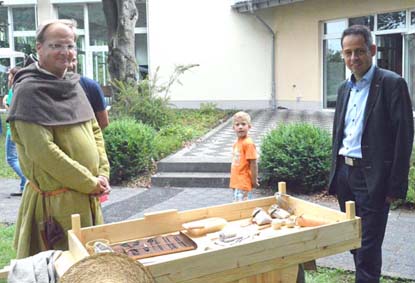 Ortsbrgermeister Thomas Schmidt (rechts) lie sich von "Bader" Andreas Bhm die Arbeitsgerte zeigen. Foto: kk