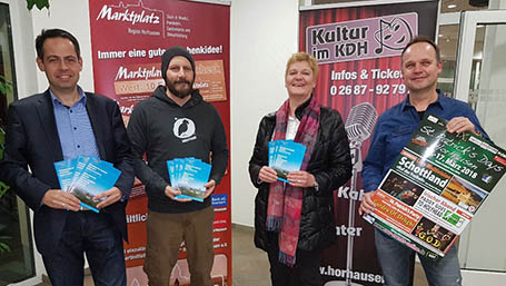 Sie freuen sich ber den neuen Veranstaltungskalender fr das Kirchspiel Horhausen, von links: Ortsbrgermeister Thomas Schmidt, Marcus Becker, Rita Dominack-Rumpf (Vorsitzende der Kultur AG) und Claudius Leicher (Veranstalter).
Foto: Rolf Schmidt-Markoski 