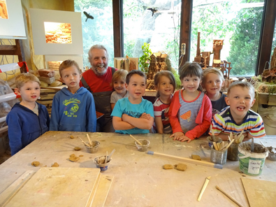 Dieter Horn empfing die Kinder im Atelier, wo fleiig gelernt und gewerkelt wurde. Fotos: Kita