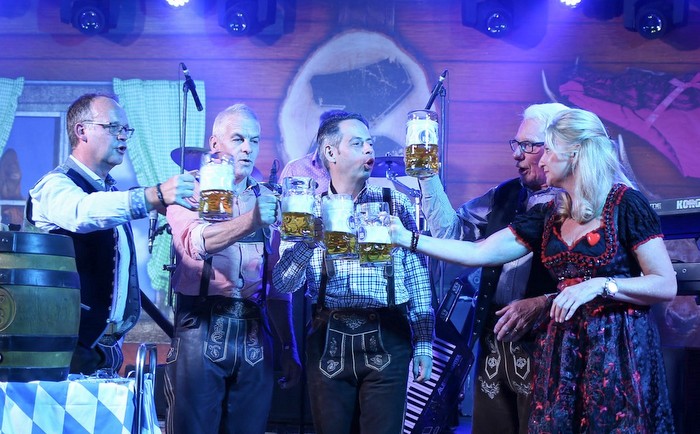 Ein krftiges Prost auf die Horser Wiesn: (von links) Claudius Leicher, Fred Jngerich, Thomas Schmidt, Jrg Czubak und Sandra Schnug. (Foto: Veranstalter)