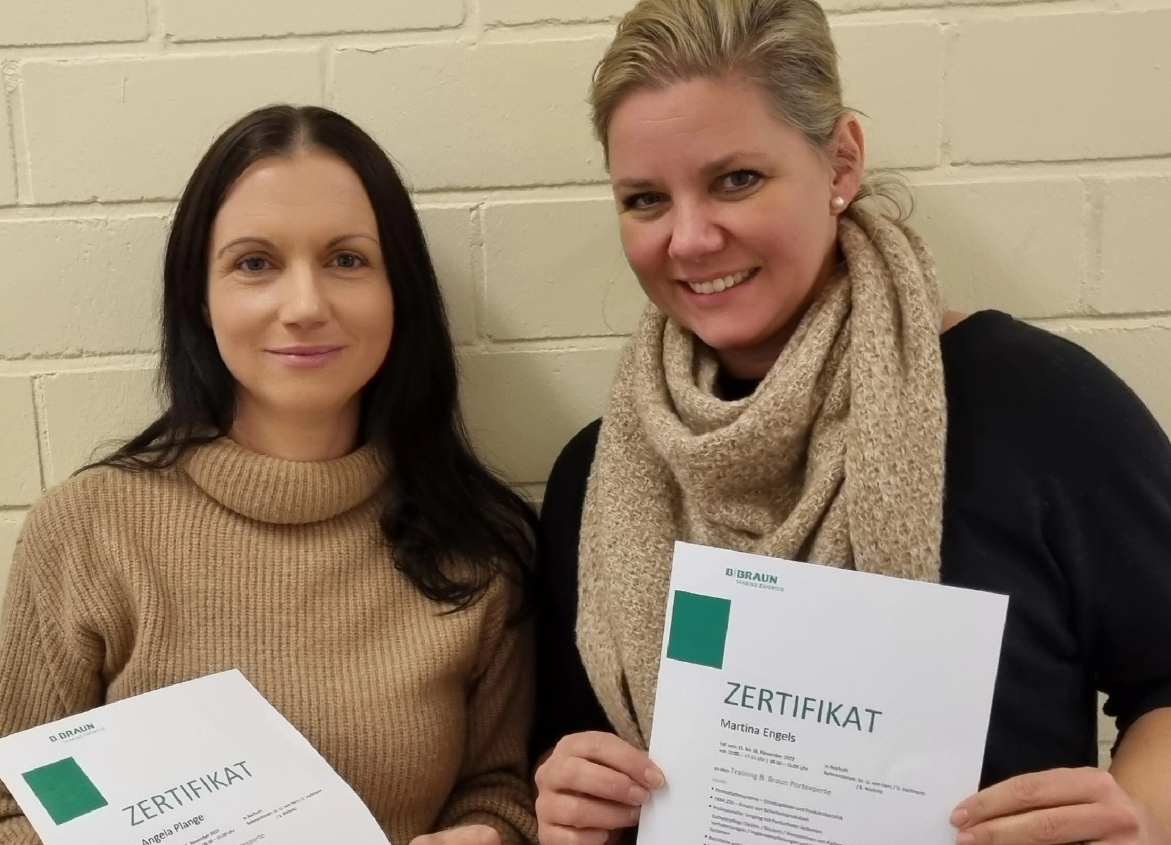 Angela Plange (links) und Martina Engels sind stolz auf das Zertifikat. (Fotos: Hospiz Altenkirchen)