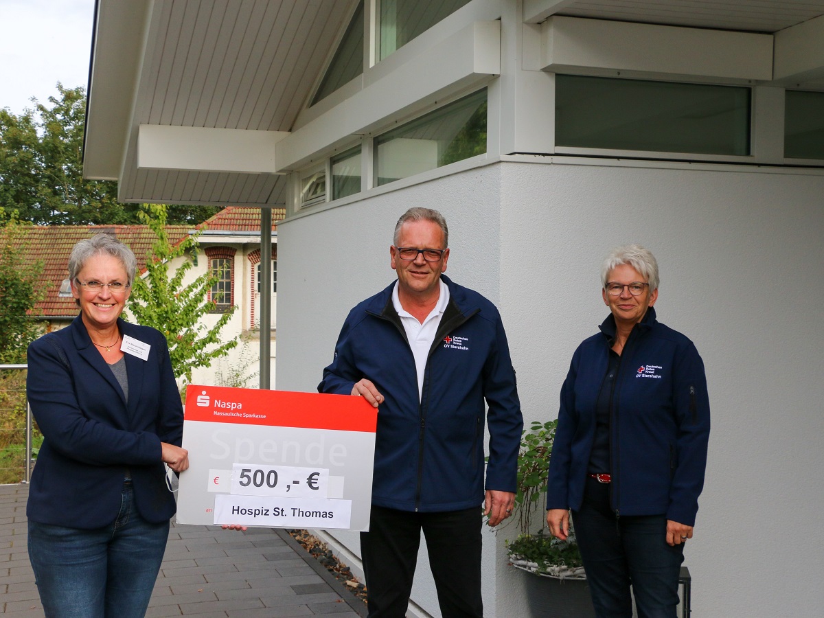 V.l. Hospizleiterin Eva Maria Hebgen bei der Spendenbergabe mit Thomas Erner (1. Vorsitzender) und Sozialdienstleiterin Ute Schreiner (Fotoquelle: Dernbacher Gruppe Katharina Kasper)