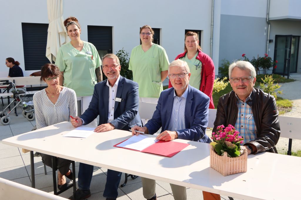 Anita Ludwig (links), die Leiterin des Ambulanten Hospizes Neuwied, Einrichtungsleiter Sven Lefkowitz (2. von links), Christoph Drolshagen, der Leiter der Marienhaus Hospize und Hans-Peter Knossalla, der Vorstands-Vorsitzende des Neuwieder Hospiz e.V. Auch die drei Wohnbereichsleiterinnen freuen sich ber die Kooperation. Foto: Andrea Schulze