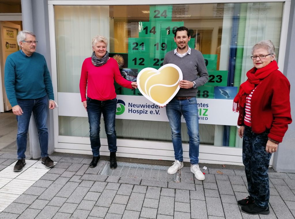 Hans-Peter Knossalla, Beate Christ, Maximilian Vohl und Dr. Ingrid Stollhof (von links) bei der Spendenbergabe. Foto: Hospizverein