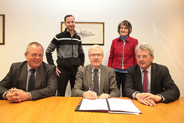 Unterzeichneten den Kooperationsvertrag: Thomas Werner, Christoph Drolshagen und Klaus-Peter Knossalla (von links). Mit dabei Hospizfachkraft Christiane Freymann und Thorsten Drholt, der Pflegedirektor des Verbundkrankenhauses Remagen-Linz. Foto: Heribert Frieling