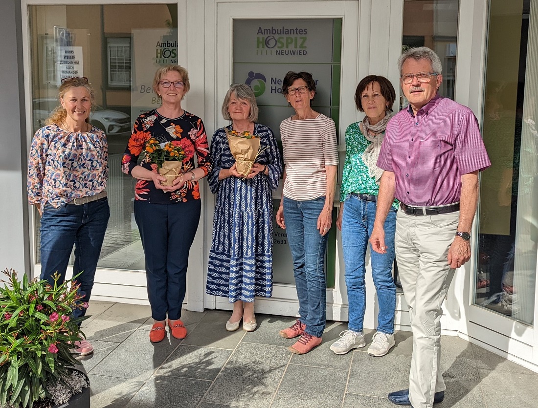 V.l.: Verena Krings-Ax (Hospizfachkraft), Rita Blum und Brigitte Lcker (Jubilarinnen), Heidi Hahnemann (Bildungsbeauftragte des Ambulanten Hospizes), Gaby Fetthauer (Hospizfachkraft), Hans-Peter Knossalla (Vorsitzender Neuwieder Hospizverein). (Foto: Cindy Stein) 