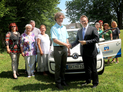 Sandra Vohl (Geschftsstelle Westerwald Bank Altenkirchen), Gundela Pfeifer (ehrenamtliche Hospizhelferin), Klaus Weller (Vorstand Hospizverein), Heike Krmer (Vorstand Hospizverein), Dr. Holger Liefeld (Vorstand Hospizverein), Dr. Ralf Klbach (Vorstand Westerwald Bank), Erika Gierich und Helga Buchen (Koordinatorinnen Hospizverein), Marita Trpe (Vorstand Hospizverein)und Marianne Mller (von links) Foto: Westerwaldbank