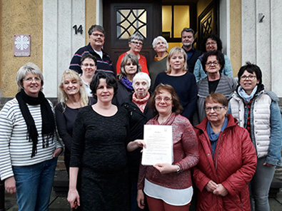 Die Kursteilnehmer/innen mit Elisabeth Vetter, (vorne, links) Karin Zimmermann (unten, 3. von links) und Caritasdirektor Eberhard Khler (hinten,rechts). Foto: Caritas
