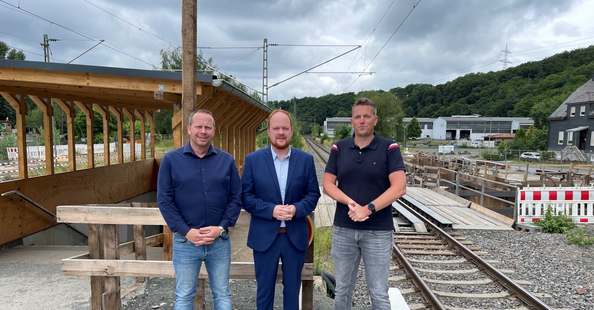 Die dunklen Wolken ber dem Bahnhaltepunkt Brachbach haben Symbolkraft. Von links: Ortsbrgermeister Christian Peter (Mudersbach), Brgermeister Andreas Hundhausen (VG Kirchen) und Ortsbrgermeister Steffen Kappes (Brachbach) wollen den Baustopp nicht lnger hinnehmen. (Foto: VG-Verwaltung Kirchen)