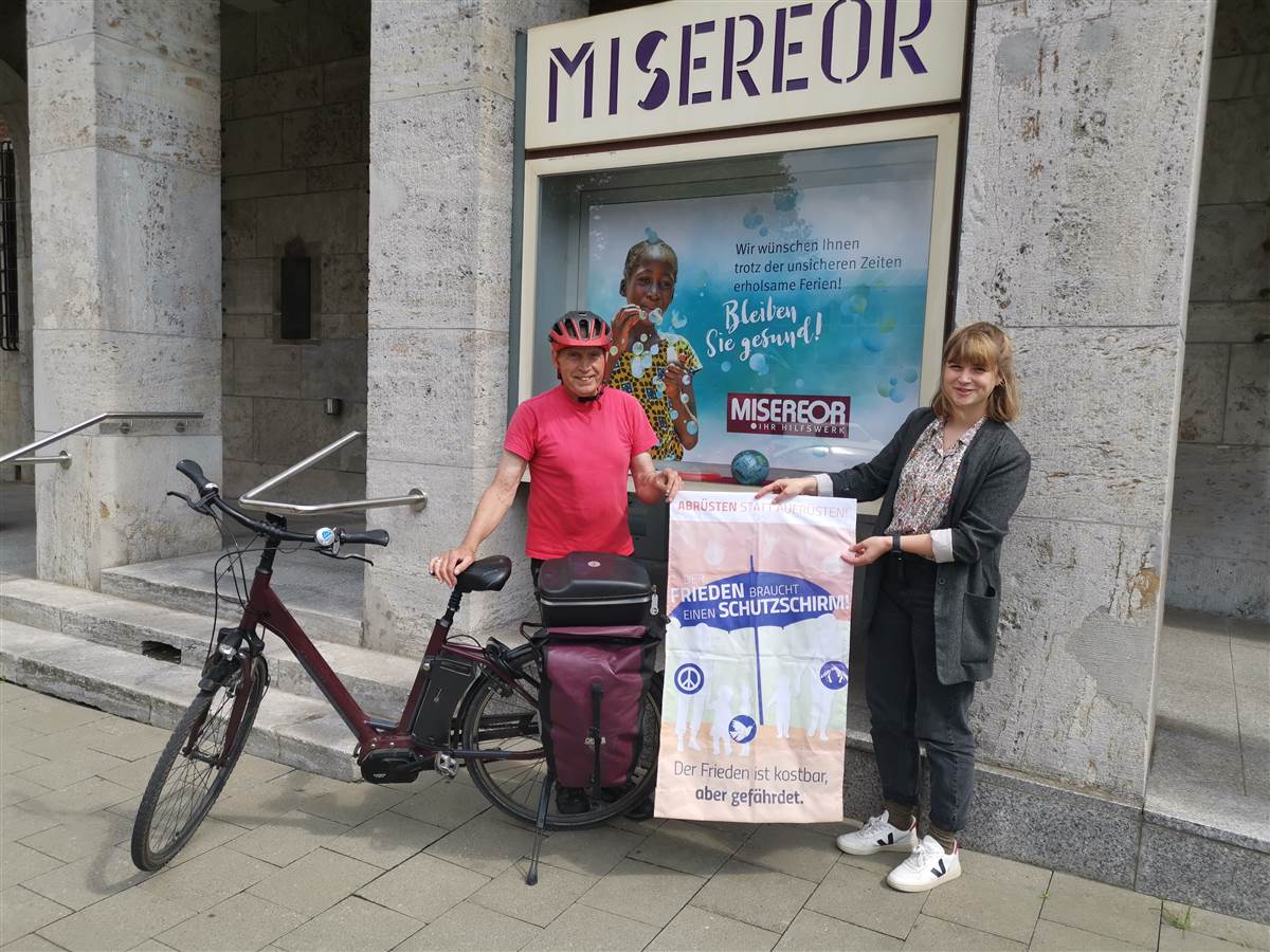 Vor der Misereor-Zentrale in Aachen wurde Hermann Reeh von Johanna Jung begrt. Sie betreut die Afrika-Projekte von Misereor. (Foto: Suzanne Lemken, Misereor)