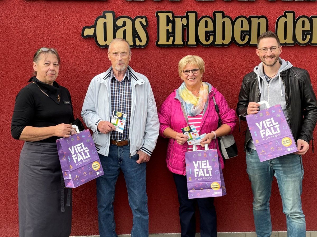 Gewinnbergabe von 2 mal 250 Euro in Form eines Stadtgutscheins beim Backhaus Hehl in Betzdorf. Von links: Marion Hebel (Backhaus Hehl), Bernhard Mertens und Mariele Schneider sowie Christoph Weller, Vorsitzender der Aktionsgemeinschaft. (Foto: Aktionsgemeinschaft Betzdorf)