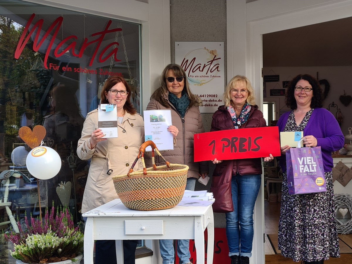 Von links: Jessica Weller (2. Vorsitzende Werbegemeinschaft), Christine Stratmann (Kassiererin), Maria Hasenbach-Wolff (1. Vorsitzende), Tanja Wermke (Inhaberin "Marta"). (Foto: Werbegemeinschaft Gebhardshain) 