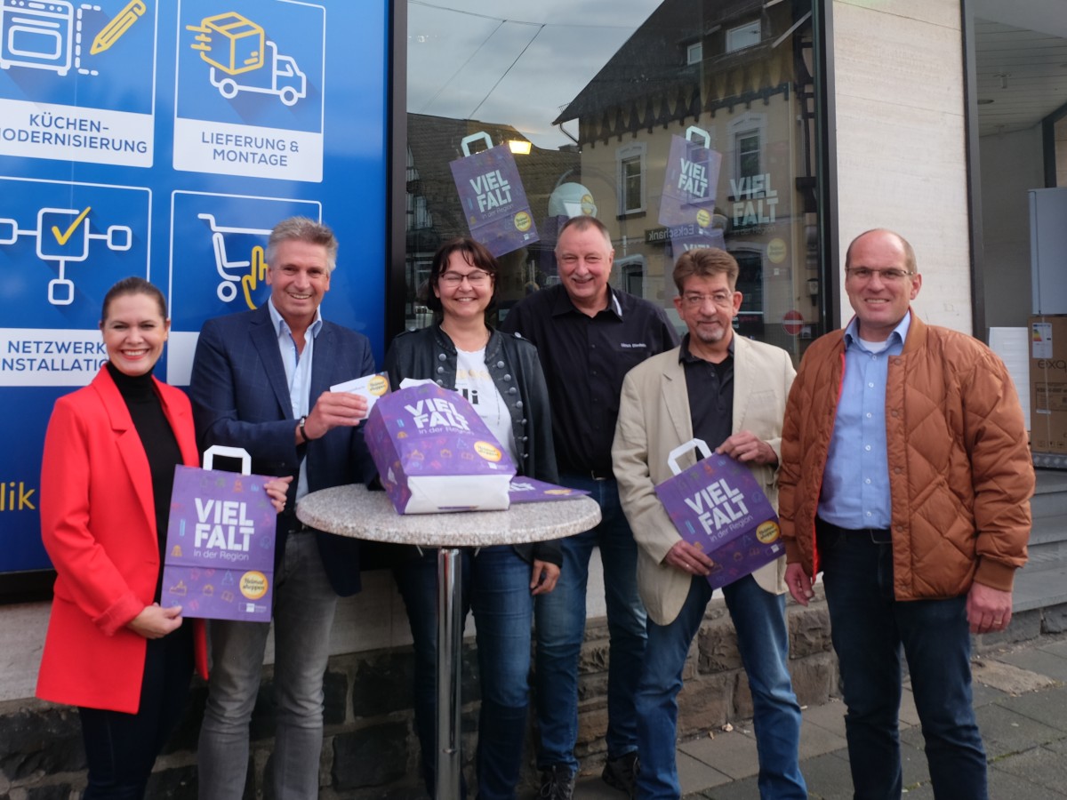 Die Gewinner des Heimat shoppen wurden ermittelt (von links): Hane Ziba, Markus Rdder, Britta Bay, Ulrich Diederich, Detlef Schuhen und Thomas Klschbach (Foto: KathaBe)