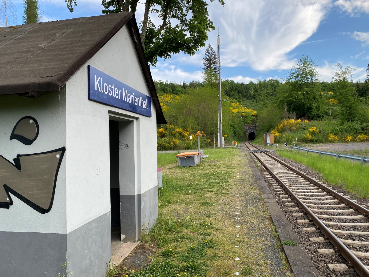 Die Deutsche Bahn führt wieder Arbeiten an der Strecke Au-Altenkirchen durch. Doch der Schienenersatzverkehr (SEV) fährt das Dorf gar nicht erst an.