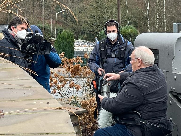 Whrend der Dreharbeiten im Interview mit Friedhelm Leicher. (Foto: Ortsgemeinde) 
