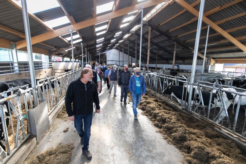 Matthias Mller (Vordergrund) mit Vertreter/innen des Evangelischen Dekanats Westerwald auf dem Hubertushof in Irmtraut. Foto: Peter Bongard 