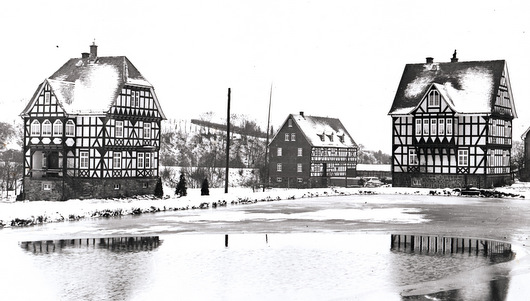 Der Heimatkalender 2019 fr das Daadener Land ist erschienen. Das Foto zeigt das Kalenderbild vom Januar mit dem teilweise zugefrorene Httenweiher in Biersdorf und den markanten Fachwerkhusern. (Foto: Arbeitskreis Heimatgeschichte)