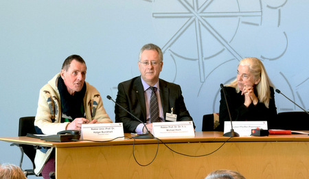 Der Siegener Rektor Professor Dr. Holger Burckhart (l.) stellte das Projekt gemeinsam mit Kultur- und Wissenschaftsministerin Isabel Pfeiffer-Poensgen und Professor Dr. Dr. h.c. Michael Hoch (Rektor Universitt Bonn) bei der Landespressekonferenz NRW vor. (Foto: uni-siegen.de) 