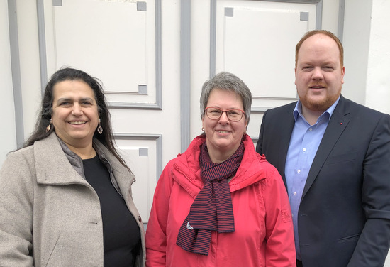 Vor dem Stadtbro in der Kirchener Lindenstrae freuen sich auf einen engagierten Wahlkampf: (von links) SPD-Ortsvereinsvorsitzende Zainab Molsberger, Freusburgs Ortsvorsteherin Sibylle Bra und Stadtbrgermeister Andreas Hundhausen. (Foto: SPD)