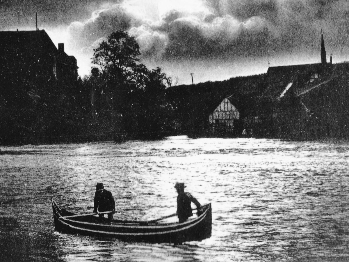 Eine Folge des Hochwassers 1909 in Schönstein: Auf der Sieg ergab sich damals ein fast schon idyllischer Anblick mit Schloss (links) und Kirche im Hintergrund. (Weitere Fotos siehe unter Artikel/ Bilder: Archiv Bernhard Theis)