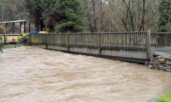 Das Wasser stieg und stieg: Die Zufahrt zur Flachswiese. (Foto: kk)