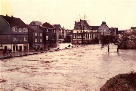 Im Februar 1984 strzte das Jahrhundert-Hochwasser die Region ins Chaos. Das Foto gibt einen Blick auf Hellerstrae, die sich in einen See verwandelt hatte. Weitere Fotos siehe unter Artikeltext. (Foto-Quelle: Betzdorfer Geschichtsverein/Gerd Bumer)