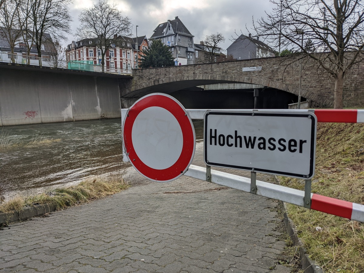 Seit Anfang Januar war der Sieg-Pegel angestiegen, so dass der Parkplatz unter dem Busbahnhof gesperrt werden musste, wie das Foto vom Samstag, den 8. Januar, zeigt. (Foto: ddp) 