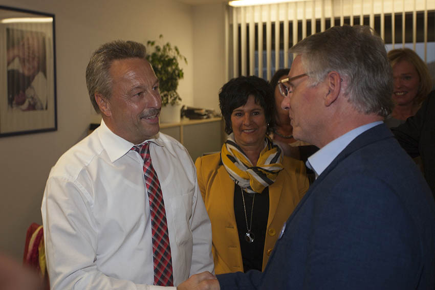 Christian Robenek (rechts) gratuliert dem Sieger der Brgermeisterwahl Hans-Werner Breithausen. Foto: Wolfgang Tischler