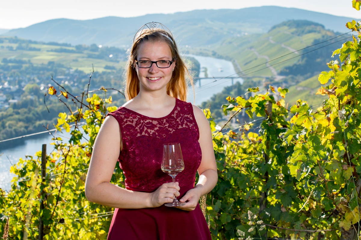 Weinprinzessin Jaqueline Krause kommt eigens aus Winningen zum Weinfest nach Horhausen. (Foto: Chris Marmann)