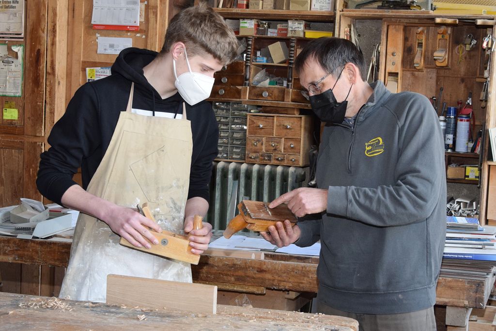 Ziel des Bundesprogramms ist es, gerade dem Corona-bedingten Minus bei den Ausbildungsverhltnissen entgegen zu wirken und das Handwerk bei der Fachkrftesicherung zu untersttzen - im Bild die Schreinerei Eisenschneider in Idar-Oberstein, die ber Praktika Jugendliche als Lehrlinge gewinnen mchte. Foto: HwK Koblenz 