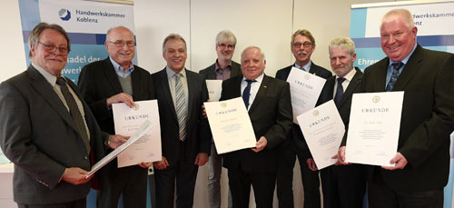 Mit der Goldenen Ehrennadel der Handwerkskammer Koblenz wurden durch Prsident Kurt Krautscheid (3.v.l.) ausgezeichnet (v.r.): Dr. Dirk Eer, Friedhelm Schmitz, Siegfried Thilemann, Helmut Mller, Hans-Peter Lewisch und Karl-Heinz Buss. In Vertretung von Eva Weber-Ihden nahm deren Ehemann Karl Weber die Auszeichnung entgegen (von rechts). Foto: HwK