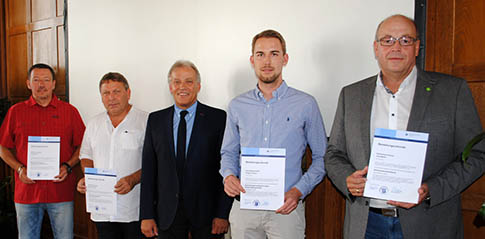 HwK-Prsident Kurt Krautscheid (3.v.l.) nahm die Vereidigung von  Metallbauermeister Andreas Zick, Zimmerermeister Volker Hanisch, Estrichlegermeister Philipp Frensch und Galvaniseurmeister Jrg Martin (v.l.) als ffentlich bestellter Sachverstndiger im Handwerk vor. Foto: HwK