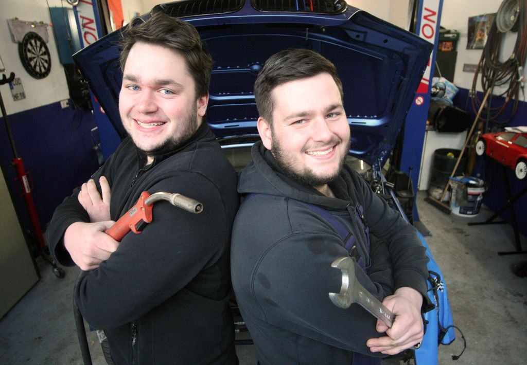 Die Handwerker-Zwillinge Niklas (rechts) und Jonas Fuhrmann aus Dnfus (LK Cochem-Zell), der eine Metallbauer, der andere Kfz-Mechatroniker. Foto:  HwK Koblenz