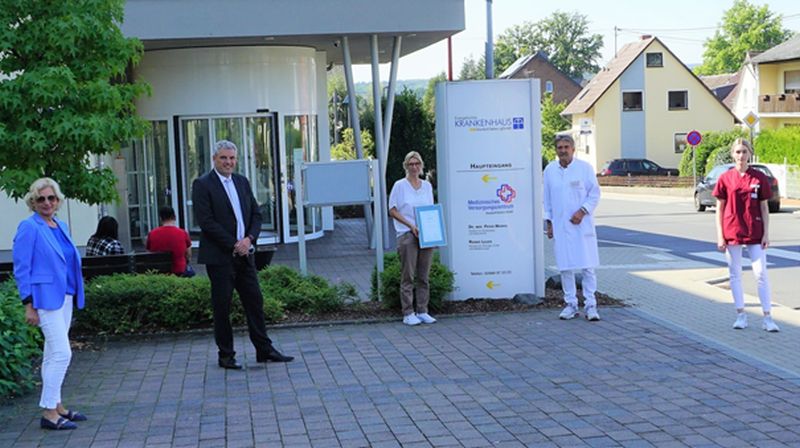 V.l.n.r. Sabine Schmalebach (KHDS-Pflegedirektorin), Guido Wernert (KHDS-Geschftsfhrer), Susen Br (KHDS-Hygienebeauftragte), Dr. med. Reinhold Ostwald (rztlicher Direktor des KHDS) sowie Jill Goldau (KHDS-Pflegefachkraft). Foto: privat 