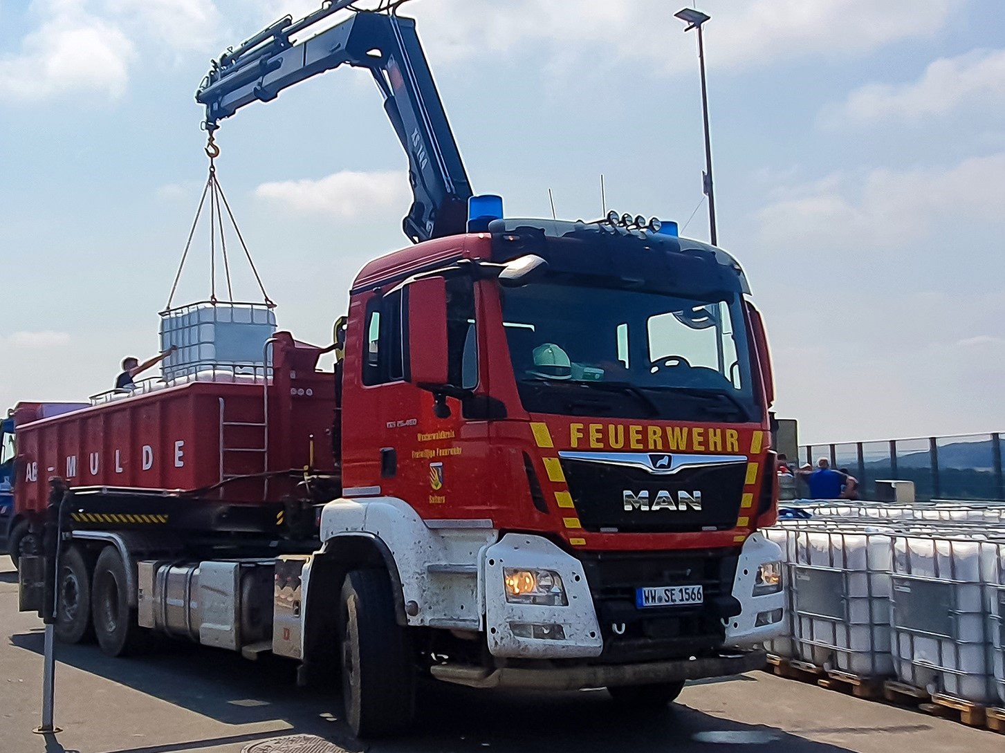 Fahrzeuge der Feuerwehr werden mit IBC zur Trinkwasserversorgung beladen. (Fotoquelle: Firma Schtz)