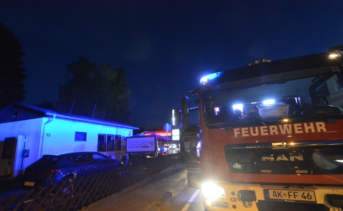 Die Feuerwehr Kirchen rckte am Sonntagabend zu einem Imbiss an der Siegener Strae aus: Gemeldet worden war "Rauchentwicklung aus einem Gebude". (Fotos: tt)